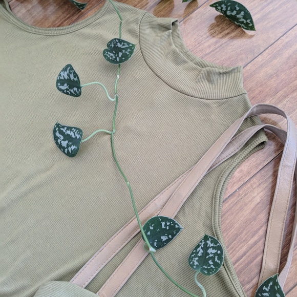 🌴 Casual Sage Mock Cut Out Loose Fit Top - Small - Picture 2 of 4